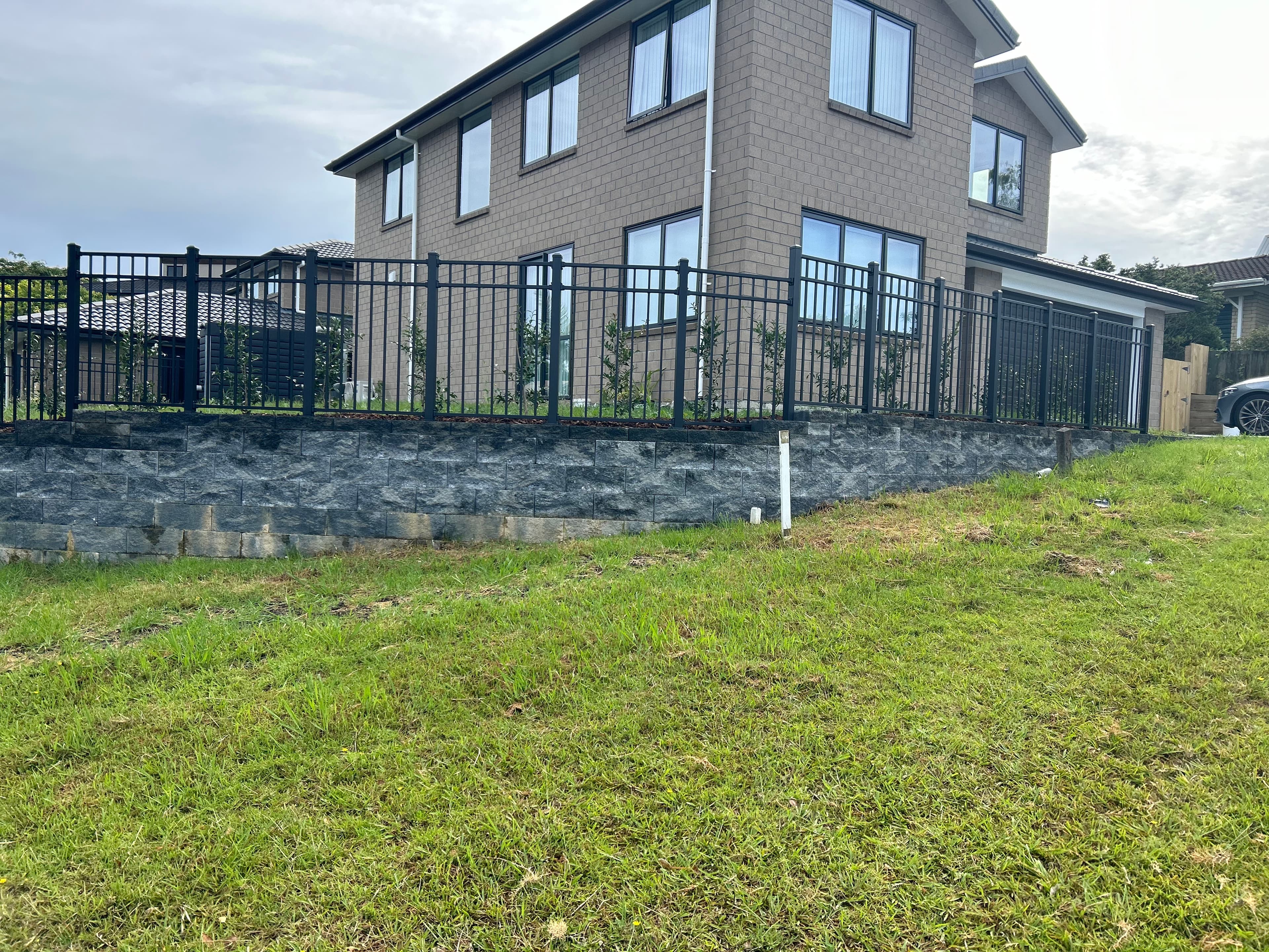 Curved retaining wall